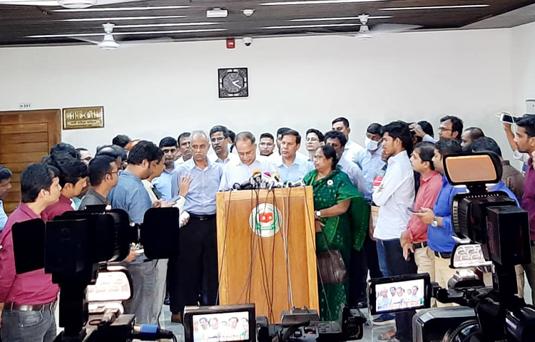 অনিয়ম, কারচুপি ও জালিয়াতির অভিযোগ ওঠায় গাইবান্ধা-৫ (ফুলছড়ি-সাঘাটা) আসনের উপ-নির্বাচন বন্ধ ঘোষণা করেছে নির্বাচন কমিশন। আজ দুপুরে রাজধানীর আগারগাঁওয়ে নির্বাচন ভবনে নিজ কার্যালয়ের সামনে ব্রিফিং করেন সিইসি। ছবি: জাগো নিউজ