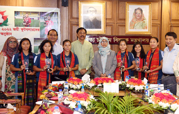 নারী সাফ চ্যাম্পিয়নশিপ জয়ী পার্বত্য তিন জেলার পাঁচ ফুটবলার ও তাদের সহকারী কোচকে সংবর্ধনা দিয়েছে পার্বত্য চট্টগ্রাম বিষয়ক মন্ত্রণালয়। এ সময় পার্বত্য চট্টগ্রাম বিষয়ক মন্ত্রী বীরবাহাদুর উশৈসিং ও সচিব মোসাম্মৎ হামিদা বেগম উপস্থিত ছিলেন। ছবি: পিআইডি