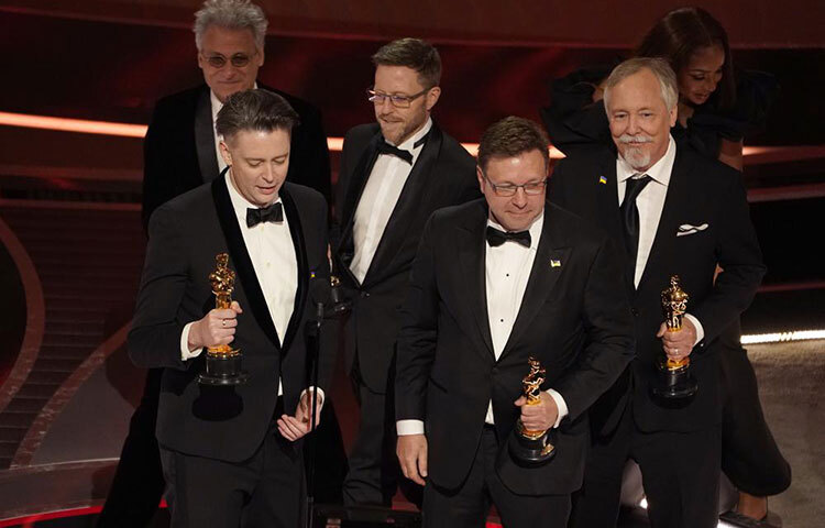 ডুন ছবির সঙ্গে জড়িত টিমের একাংশ। ছবি: সংগৃহীত