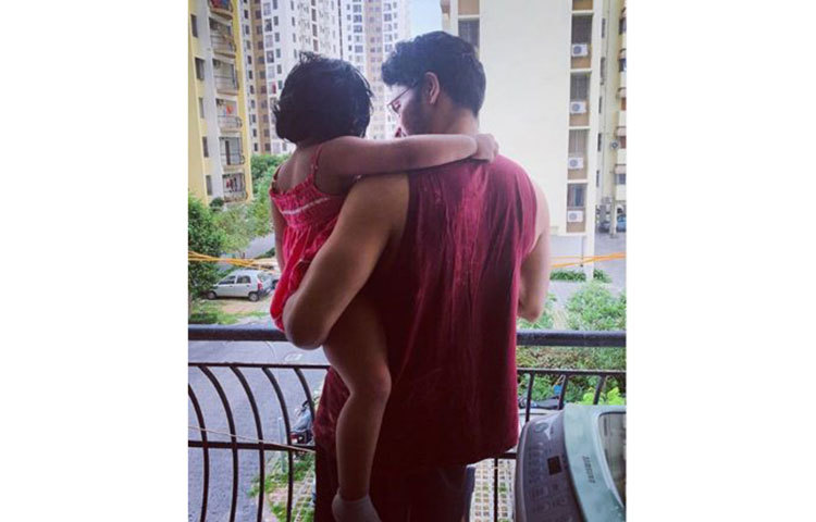 লকডাউনে অর্জুনের পার্টনার ইন ক্রাইম তার ছোট্ট মেয়ে। অর্জুনের স্ত্রী শ্রীজা বাবা-মেয়ের ছবি শেয়ার করে এই ক্যাপশনই দিয়েছেন।