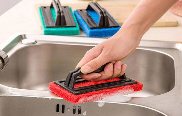 কিচেন সিঙ্ক: সবজি থেকে মাংস, চাল-ডাল থেকে নোংরা পাত্র পর্যন্ত ধোয়া, সব কাজ চলে এই কিচেন সিঙ্কে। সবরকম জীবাণুর সংক্রমণ এড়াতে সিঙ্ক নিয়মিত ধুয়ে ফেলতে। সেজন্য কেবল পানি এবং সাবানই যথেষ্ট নয়। রান্নাঘরের কাজ শেষে গরম পানি এবং জীবাণুনাশক দিয়ে সিঙ্ক পরিষ্কার করে নিন।