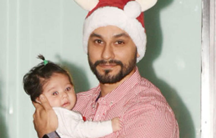 কুনাল খেমুর লঙ্গে ইনায়া নওমি খেমু।