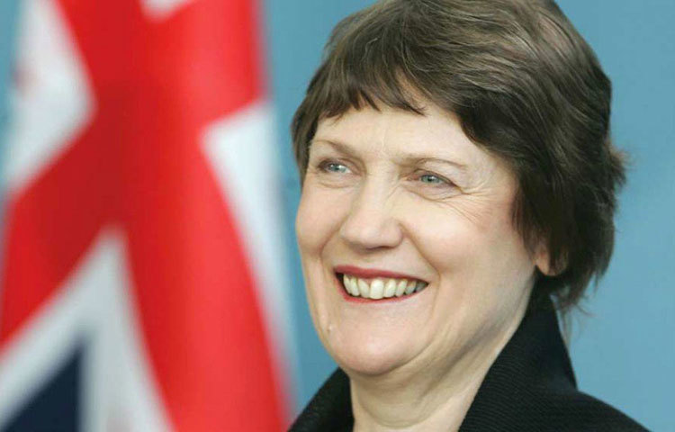 ১৯৯৯ থেকে ২০০৮ অবধি সে দেশের প্রধানমন্ত্রী ছিলেন ক্লার্ক। লেবার পার্টির সদস্য হিসেবে আর্ডের্নের রাজনীতিতে হাতেখড়ি ক্লার্কের নেতৃত্বেই। ২০১৭ সালের ২৬ অক্টোবর তিনি নিউজিল্যান্ডের ৪০তম প্রধানমন্ত্রী হিসেবে শপথগ্রহণ করেন।