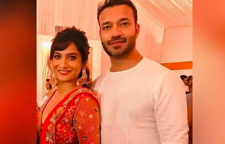 এই সময়ই অঙ্কিতার জীবনে আসেন রাইপুরের ব্যবসায়ী বিকাশ জৈন। এক ‘কমন’ বন্ধুর মাধ্যমে আলাপ, ঘনিষ্ঠতা এবং তাকেই বিয়ে করবেন বলে নাকি ঠিক করেছিলেন অঙ্কিতা। বলিউডের বাতাসে ছড়িয়েছিল এমন খবর। যদিও অঙ্কিতা তা কোনো দিনই স্বীকার করেননি।