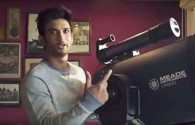 এমনও হয়েছে, রাতভর তাতেই চোখ রেখে বসে থাকতেন সুশান্ত। দেখতেন শনির বলয়, বৃহস্পতির চাদ অথবা কালপুরুষের পায়ের কাছে থাকা শিকারি লুব্ধককে।