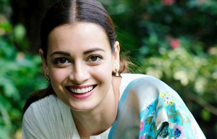 ২০০০ সাল। দিয়া মির্জা তখন সদিয মিস এশিয়া প্যাসিফিক খেতাব পেতেই আলোচনার কেন্দ্রবিন্দুতে। হইচই পড়ে যায় তাকে নিয়ে। সে সময় প্রিয়ঙ্কা চোপড়া, লারা দত্তাদের সঙ্গে তুলনা হত তার।