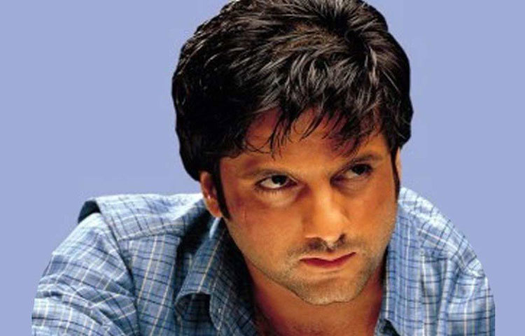 বাবার পথে পা রেখেছিলেন ফারদিন খানও। কিন্তু বলিউড খালি হাতেই ফিরিয়ে দিয়েছে ফিরোজ খানের ছেলেকে। ‘প্যায়ার তুনে ক্যায়া কিয়া’, ‘ভূত’ এবং ‘জঙ্গল’ ছবি বাঁচাতে পারেনি তার ডুবন্ত নৌকা।