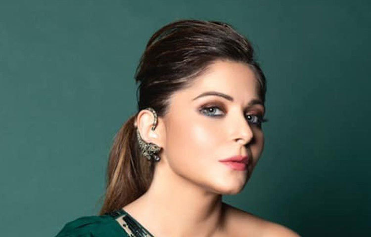 তার আগে ১৫ মার্চ লন্ডন থেকে দেশ ফেরেন কণিকা। কিন্তু নিজেকে ১৪ দিন হোম কোয়রান্টিন করে রাখার পরিবর্তে বেশ কয়েকটি পার্টিতে গিয়েছিলেন তিনি। সেই পার্টিতে উপস্থিত ছিলেন বিজেপি নেত্রী বসুন্ধরা রাজে সিন্ধিয়া এবং তার পুত্র সাংসদ দুষ্মন্ত সিংহও। বসুন্ধরা-দুষ্মন্ত ছাড়াও ওই পার্টিতে উপস্থিত ছিলেন উত্তরপ্রদেশ এবং রাজস্থানের আরও ৯৬ জন সাংসদ। এদের মধ্যে ছিলেন প্রতিরক্ষামন্ত্রী রাজনাথ সিংহ, প্রাক্তন সেনা প্রধান ভি কে সিংহ, গজেন্দ্র শেখাওয়াত, অর্জুন রাম মেঘাওয়াল, কৈলাস চৌধুরি, সাধ্বী নিরঞ্জন জ্যোতি, রাজ্যবর্ধন সিংহ রাঠৌর, হেমা মালিনী, রীতা বহুগুণা, সাক্ষী মহারাজ প্রমুখ।