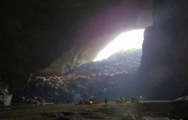 ব্রিটিশ কেভ রিসার্চ এর অভিযাত্রীরা ভিয়েতনামের এই গুহায় অনুসন্ধান চালান ২০০৯ সালে। কিন্তু সে বার টানা কয়েক দিনের অভিযান আটকে যায় বিশাল এক চুনাপাথরের প্রাচীরের সামনে।