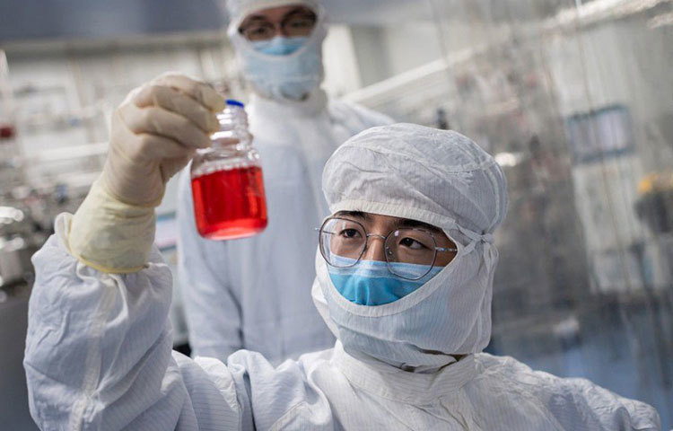 করোনাভাইরাস সবচেয়ে প্রথমে ছড়িয়েছিল চীনের উহান প্রদেশ থেকে। করোনার টিকার খোঁজে সেই চীন অনেকটাই এগিয়ে গিয়েছে। চীনের ক্যানসাইনো বায়োলজিক্যাল ইনকর্পোরেশন এবং বেজিং ইনস্টিটিউট অব বায়োটেক-এর তৈরি কোভিড প্রতিষেধক শেষ অর্থাৎ তৃতীয় পর্যায় (ধাপ-৩)-এ পরীক্ষাধীন রয়েছে। ক্যানসাইনোর টিকা এই মুহূর্তে অনুমোদনের প্রক্রিয়ায় রয়েছে।