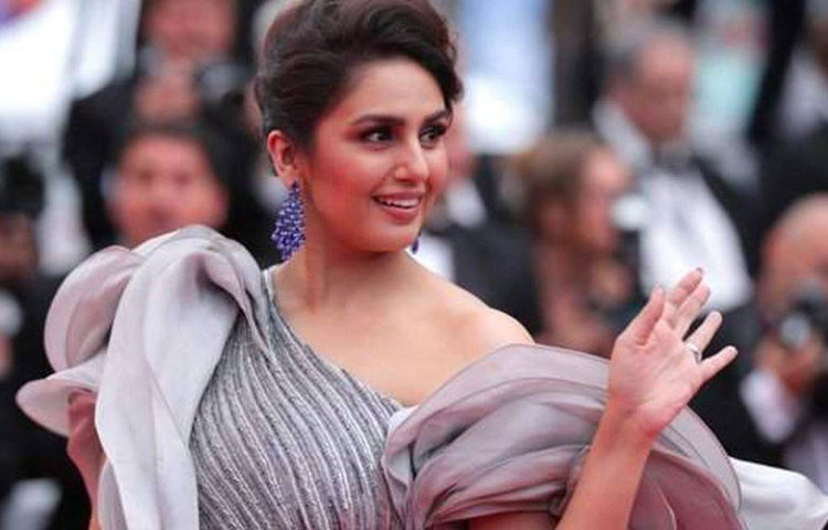 দিল্লি ফিরে গিয়ে হুমা বাড়িতে সব কথা খুলে জানান। বাবা মায়ের অনুমতি আর দু চোখে অভিনেত্রী হওয়ার স্বপ্ন নিয়ে তিনি চলে আসেন মুম্বাই। পেয়িং গেস্ট হিসেবে থাকতে থাকতেই শুরু হয় স্ট্রাগল।