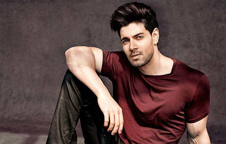 সূর্য পাঞ্চোলি: আদিত্য পাঞ্চোলির ছেলে সূর্য পাঞ্চোলি চরম অবসাদে ভুগছিলেন। প্রেমিকা জিয়া খানকে হত্যার অভিযোগ উঠেছিল তার বিরুদ্ধে। গাঁজা, কোকেন, হেরোইন এ সবই নাকি নিয়েছিলেন তখন। তবে প্রকাশ্যে সূর্য তা স্বীকার করেননি।