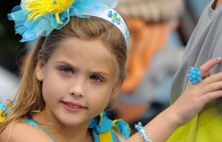 নক্স ও ভিভিয়েন জোলি পিট। অ্যাঞ্জেলিনা জোলি ও ব্র্যাড পিটের যমজ সন্তান। জন্মের আগেই তার ছবি বিক্রি হয়েছিল ১৪০ লাখ ডলারে।