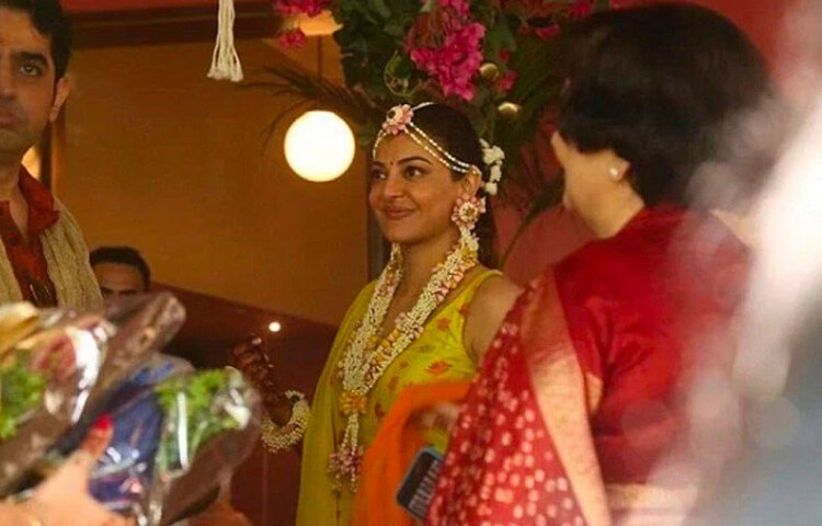 অনুষ্ঠান যতই সিগ্ধ, সাদামাটা হোক না কেন, কাজলের দিক থেকে যেন চোখ সরানো যায়নি। নীরজ পাণ্ডের ‘স্পেশাল ২৬’-এর অভিনেত্রীর দিকে তাক করে তখন একের পর ক্যামেরার ঝলকানি। তবে সব ফ্রেমেই যেন সমান স্বচ্ছন্দ লেগেছে কাজলকে।