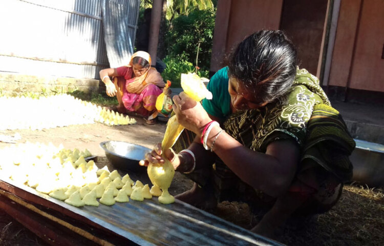 পাবনার চাটমোহর উপজেলার দুই শতাধিক দরিদ্র পরিবার কুমড়ার বড়ি তৈরি করে জীবিকা নির্বাহ করছে। অর্ধশত বছরের এ ঐতিহ্য এখন গৃহস্থের বাড়ির আঙিনা ছাড়িয়ে বাণিজ্যিকভাবেও উৎপাদন হচ্ছে। আশ্বিন থেকে ফাল্গুন মাস পর্যন্ত চলে কুমড়ার বড়ি তৈরির কাজ। অনন্য স্বাদের এ কুমড়ার বড়ি তৈরি হয় ডাল আর কুমড়ার মিশ্রণে।