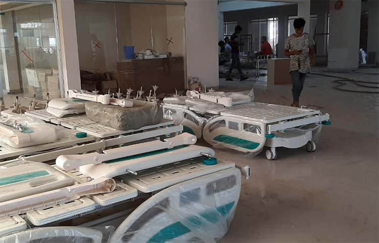 গত বছরের ৯ আগস্ট পরিদর্শনে গিয়ে মহাখালীর এই মার্কেটটিকে ৫০০ শয্যার আরবান (নগর) হাসপাতালে রূপান্তরের ঘোষণা দিয়েছিলেন ডিএনসিসি মেয়র মো. আতিকুল ইসলাম। ছবি: মুসা আহমেদ