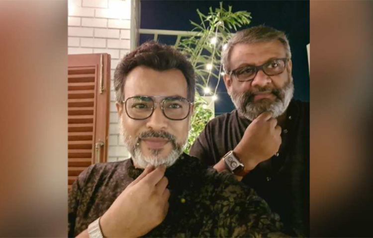 দাড়ি নিয়ে বাড়াবাড়ি। অষ্টমীর আড্ডায় রুদ্রনীল ঘোষ আর কৌশিক গঙ্গোপাধ্যায়। ছবি: সংগৃহীত