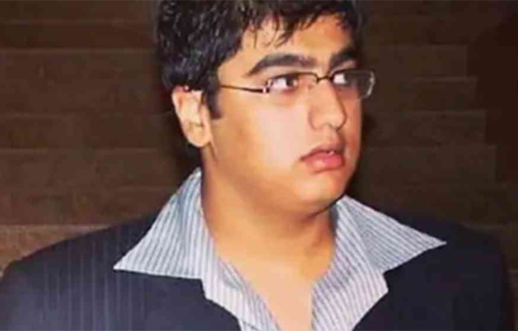 অর্জুন কাপুর: ছোটবেলায় তার ওজন ছিল ১৪০ কেজি। নানা সম্যাসায় ভুগতে হয়েছে অতিরিক্ত মেদের কারণে। অভিনয় শুরুর আগেই শরীরচর্চা করে মেদ পুরোপুরি ঝেরে ফেলেন অর্জুন। ওজন কমানোর জন্য নানা নিয়মের মধ্যে চলতে হয় তাকে। ছবি: সংগৃহীত