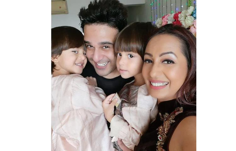 ক্রুষ্ণা অভিষেক ও কাশ্মীরা শাহের দুই যমজ সন্তান রায়ান ও কৃষাঙ্ক। ছবি: সংগৃহীত