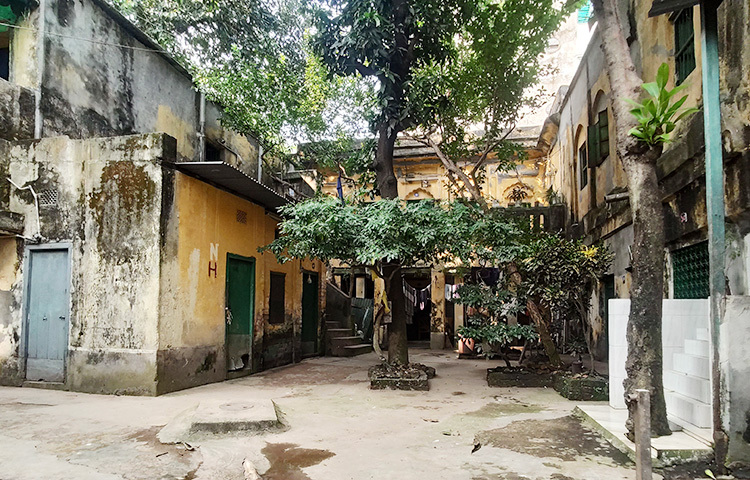 বোর্ডিংয়ের মূল ভাগ ও দ্বিতল ভবনে যেতে চাইলে আপনাকে ১০ টাকা প্রবেশ মূল্য দিতে হবে। বোর্ডিং কক্ষের ভিতরের একাংশ। ছবি: ঝরনা আক্তার জয়া