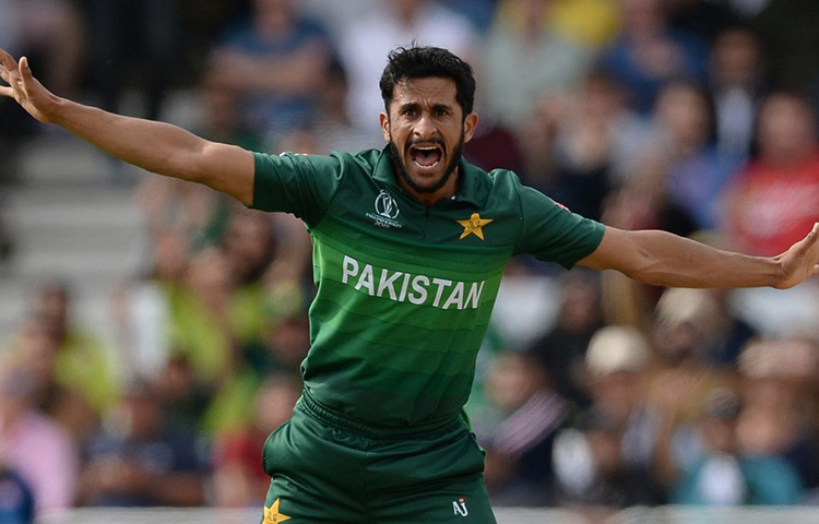 হাসান আলি: ডান হাতে মিডিয়াম-ফাস্ট বোলিং করার পাশাপাশি নিচের সারিতে ডান হাতে ব্যাটিং করে থাকেন তিনি। ছবি: সংগৃহীত