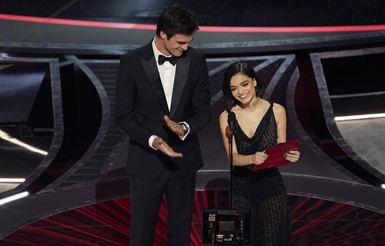 সেরা ভিজুয়্যাল ইফেক্টের পুরস্কার দিচ্ছেন জ্যাকব ইলোর্ডি ও র‌্যাচেল জেগলার। ছবি: সংগৃহীত