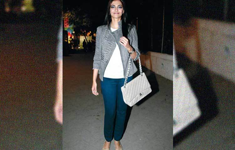 স্টাইল স্টেটমেন্ট হওয়ার কোনো সুযোগ মিস করেন না সোনম কাপুর। ‘দিওর’, ‘হারমিস কেলি’- এরকম নানা দামি ব্র্যান্ডের ব্যাগ রয়েছে তার সংগ্রহে। তবে তার সবচেয়ে পছন্দ ‘শ্যানেল’ ব্র্যান্ড। এই ব্যাগের আনুমানিক দাম ৪ লাখ টাকা।