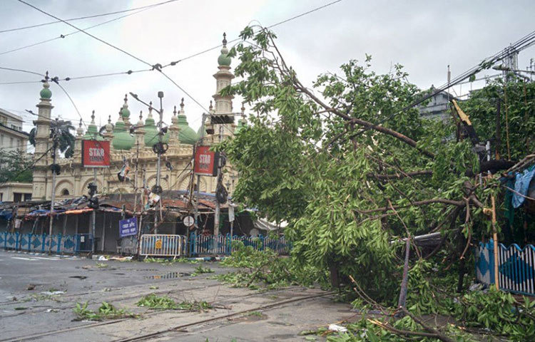 তছনছ কলকাতার প্রাণকেন্দ্র ধর্মতলা।