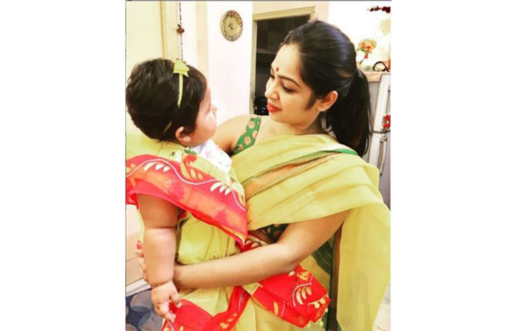 ব্যক্তিগত জীবন নিয়ে খুব একটা কথা বলেন না অর্জুন চক্রবর্তী। তবে কিছুদিন আগে স্ত্রী ও মেয়ের ছবি সোশাল মিডিয়ায় শেয়ার করেছিলেন অভিনেতা।