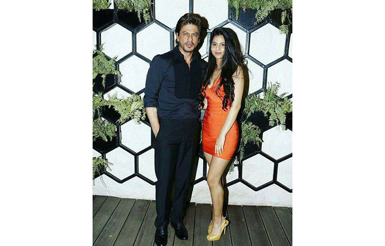 বছরতিনেক আগে বাবার সঙ্গে এক অনুষ্ঠানে এই কমলা পোশাকে হাজির হন সুহানা। তখনই সকলের চোখে পড়ে, বড় হয়ে গিয়েছেন তিনি।