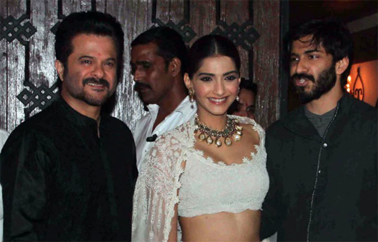 অনিল কুমারের সঙ্গে মেয়ে সোনম এবং পুত্র হর্ষবর্ধন কাপুর।