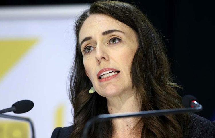 ক্লার্ক আরও মনে করেন, আর্র্ডেন শুধু সুদক্ষ রাজনীতিকই নন। তিনি সংযোগ রক্ষা করার বিষয়েও পটু। করোনা পরিস্থিতিতে প্রধানমন্ত্রী আর্র্ডেন নিয়মিত ফেসবুক লাইভ করেছেন। আটপৌরে ভাবে বলা তার তথ্যবহুল বার্তা মন জয় করেছে দেশবাসীর।