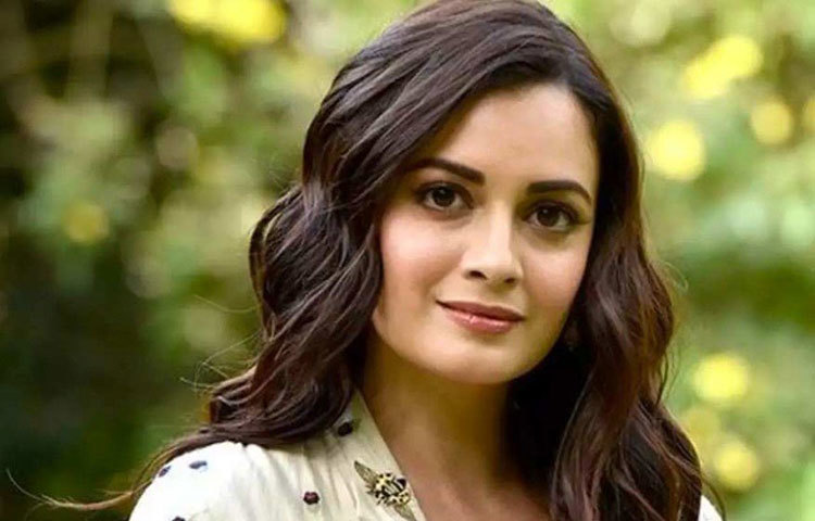 ‘রহেনা হ্যায় তেরে দিল মে’ ছবি দিয়ে বলিউডে আগমন ঘটে তার। এরপর একাধিক ছবিতে দেখা গিয়েছে তাকে। সঞ্জয় দত্তের বায়োপিকে স্ত্রীয় মান্যতার ভূমিকাতেও অভিনয় করতে দেখা গিয়েছে তাকে। কিন্তু তবুও সেই নাম-ডাক এখন আর নেই দিয়ার।