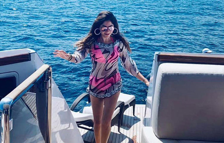 লখনউয়ের তাজমহল হোটেলে ১৩-১৫ মার্চের মধ্যে একাধিক পার্টিতে উপস্থিত ছিলেন কণিকা। লন্ডন ভ্রমণের কথা লুকিয়ে যে ভাবে কণিকা পার্টিতে যোগ দিয়ে ঘুরে বেড়িয়েছেন, তাতে তার সমালোচনায় সরব হন অনেকেই। তার বিরুদ্ধে এফআইআর দায়ের করে লখনউ পুলিশ।