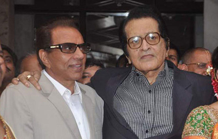 রাজেশ খন্নার এই প্রতিপত্তির মধ্যে কোনো রকমে যে দুই অভিনেতা টিকেছিলেন, তার মধ্যে অন্যতম হলেন ধর্মেন্দ্র এবং মনোজকুমার। মনোজকুমার বেছে বেছে কাজ করতেন। অভিনয়ের পাশাপাশি পরিচালনাতেও হাত পাকাতে শুরু করেন তিনি। ধর্মেন্দ্র অবশ্য শুধু অভিনয়েই মন দেন। তবে দলবাজিতে আপত্তি ছিল তার। তাই কারও পদলেহন করার চেয়ে নিজের যোগ্যতায় কাজ পাওয়ায় মন দেন তিনি।