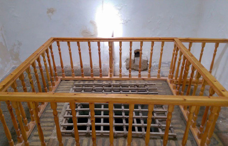 যদিও কীভাবে ওই পোকামাকড় ভর্তি গর্তের ভিতর বছর তিনেক বেঁচে ছিলেন তিনি, তা আজও বিস্ময়ের। স্টোডার্টের আগেও সেখানে অনেককে ফেলা হয়েছিল। কিন্তু এত দিন কেউই বাঁচেননি।