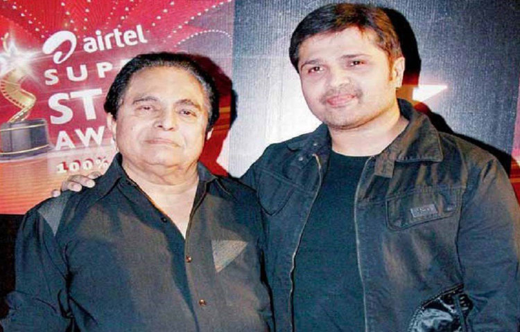 নব্বইয়ের দশকে সলমন খানকে নিয়ে একটি ছবি তৈরি করার কথা ছিল হিমেশের বাবা বিপিন রেশমিয়ার। কোনো কারণে সেই ছবি হয়ে ওঠেনি। কিন্তু সেখান থেকে হিমেশের সঙ্গে পরিচয় বাড়ে সালমানের। হিমেশের কাজ পছন্দ হয় সালমানের। তাই ১৯৯৮ সালে হিমেশকে ‘প্যায়ার কিয়া তো ডরনা ক্যায়া’ ছবিতে কাজ করার সুযোগ দেয় খান পরিবার।