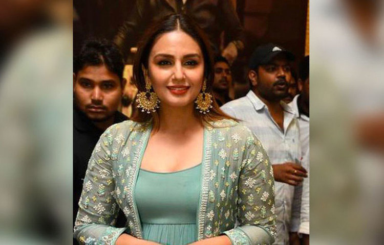 মুম্বাইয়ে কিছু দিন থাকার পরে মডেলিংয়ের অফার পেতে শুরু করেন হুমা। পৃথ্বী থিয়েটার যাতায়াতের সুবাদে তৈরি করেন নিজের নেটওয়ার্ক। অভিষেক বচ্চন, শাহরুখ খান, আমির খানের মতো তারকার সঙ্গে বিজ্ঞাপনী ছবিতে কাজ করার সুযোগ পান নবাগতা হুমা।