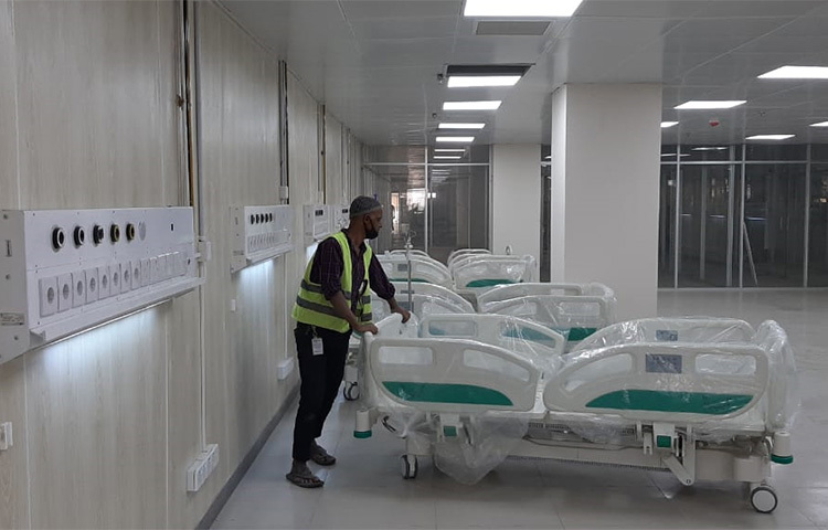 সেদিন তিনি বলেছিলেন, ‘৭ দশমিক ১৭ একর জমির ওপর ডিএনসিসি মার্কেটটি মূলত পাইকারি কাঁচাবাজারের জন্য তৈরি করা হয়েছিল। কিন্তু বিভিন্ন কারণে তা বাস্তবায়ন করা যায়নি। এখন এটিকে কিভাবে আরবান হাসপাতালে রূপান্তর করা যায়, আমরা তার পরিকল্পনা করছি। এই ভবনকে আমরা যদি আরবান হাসপাতালে রূপান্তরিত করতে পারি, তাহলে নগরবাসীর জন্য অনেক সুবিধা হবে।’ ছবি: মুসা আহমেদ