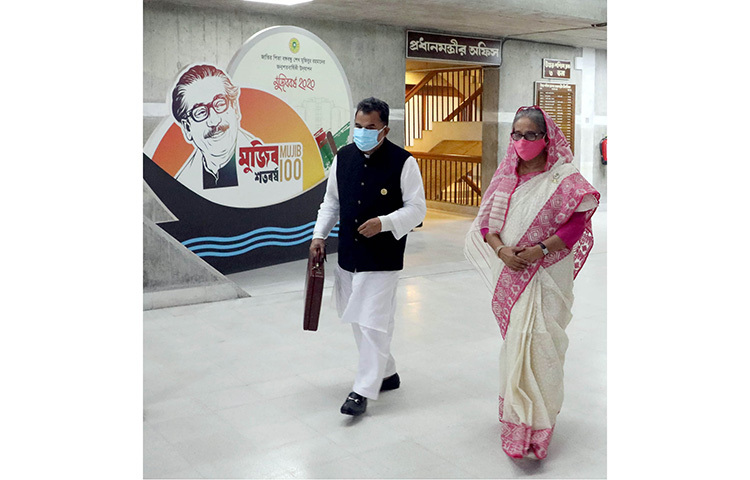 প্রধানমন্ত্রী শেখ হাসিনা ও অর্থমন্ত্রী আ হ ম মুস্তাফা কামাল জাতীয় সংসদে ২০২১-২২ অর্থবছরের প্রস্তাবিত বাজেট উপস্থাপনের জন্য অধিবেশন কক্ষের দিকে যাচ্ছেন। ছবি: পিআইডি