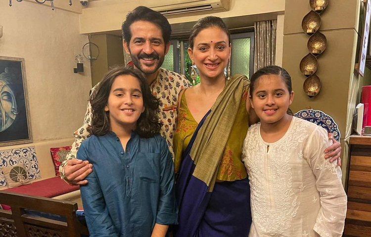 হিতেন তেজওয়ানি ও গৌরী প্রধানের দুই যমজ ছেলেমেয়ে নেভান ও কাত্যা। ছবি: সংগৃহীত