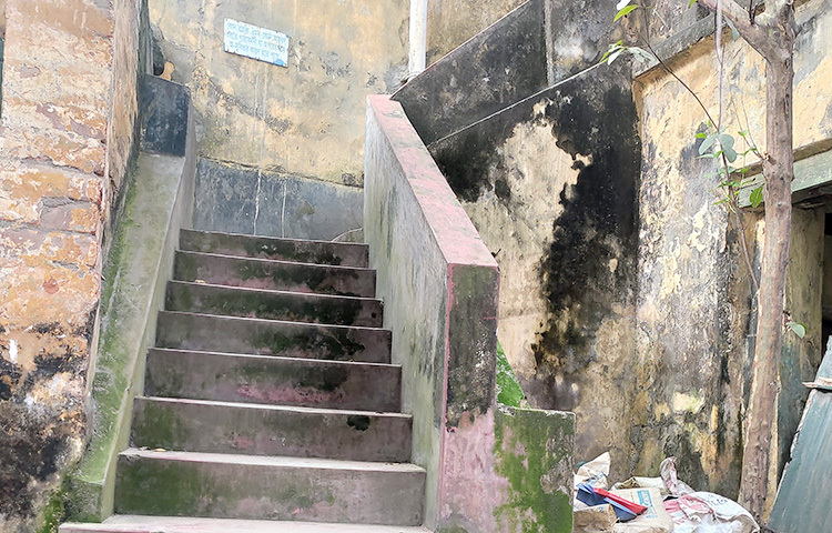 দোতলায় উঠতে হলে এই সিড়ি দিয়ে আপনাকে যেতে হবে। ছবি: ঝরনা আক্তার জয়া