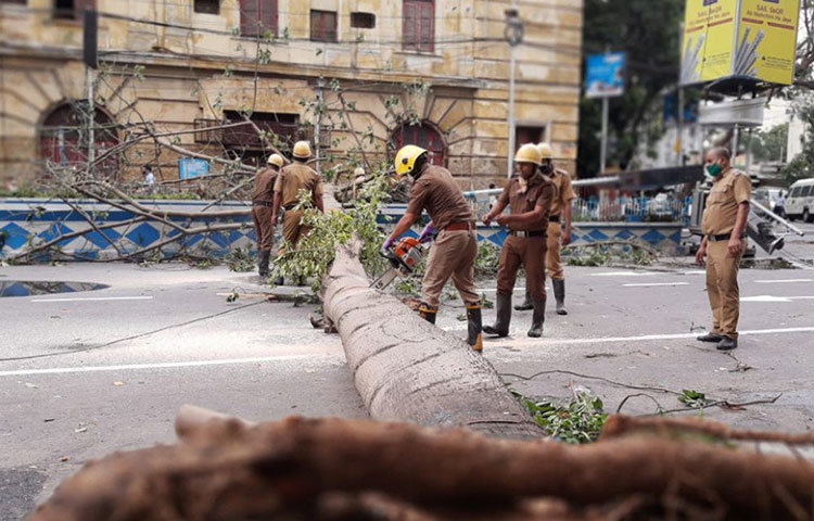 ধর্মতলাতে তৎপর পুলিশকর্মীরা। চেষ্টা চলছে যত দ্রæত সম্ভব পরিস্থিতি স্বাভাবিক করার।
