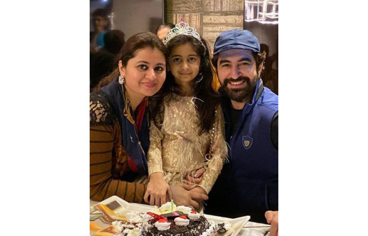 মেয়ে নবন্যা মদনানির ছবি প্রায়শই শেয়ার করেন জিৎ। ২০১২ সালে জিৎ ও মোহনার পরিবারে আসে তাদের মেয়ে নবন্যা।