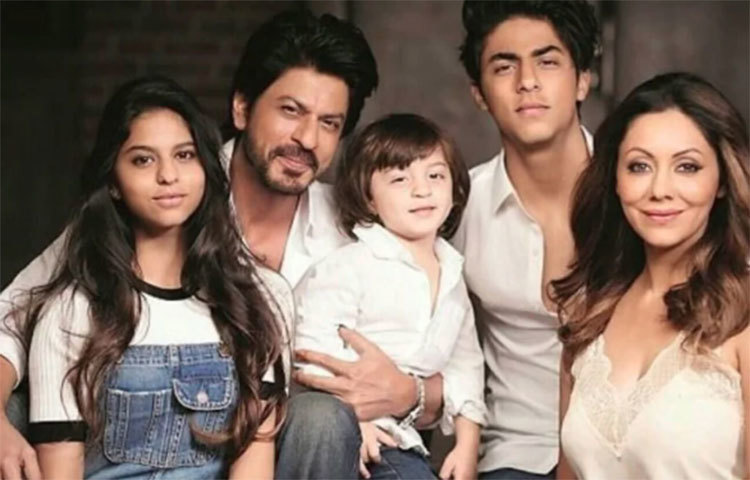 দুই ছেলে আরিয়ান, আব্রাম ও মেয়ে সুহানার সঙ্গে শাহরুখ খান।