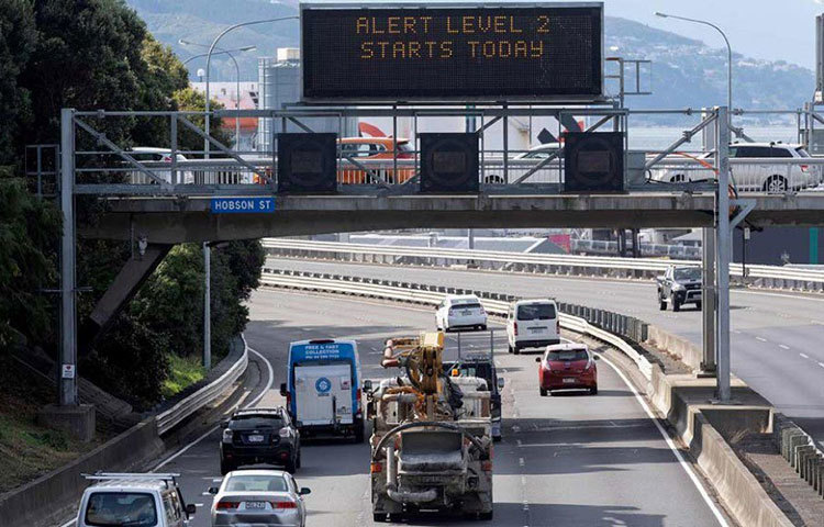 মার্চের শেষ দিকে লকডাউনে যাওয়ার প্রস্তুতি নিচ্ছিল নিউজিল্যান্ড। সে সময় সাধারণ একটি সোয়েট শার্ট পরে নিজের শিশুকন্যাকে পাশে বসিয়ে বাসভবন থেকে বার্তা দেন আর্র্ডেন। দেশবাসীর সমস্যা যে প্রধানমন্ত্রীরও সমস্যা, তিনি স্পষ্টতই বুঝিয়ে দিয়েছিলেন নিজের আচরণে।