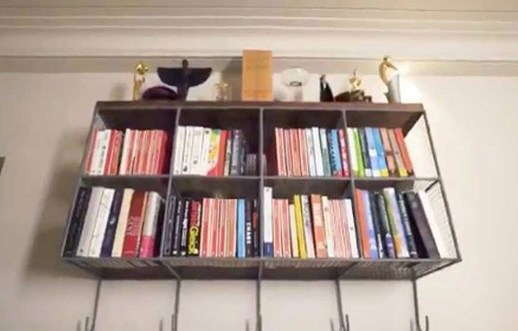 টেলিস্কোপ ছাড়া তার বৈঠকখানার অন্যতম গুরুত্বপূর্ণ অঙ্গ ছিল বই আর পেন্টিং।