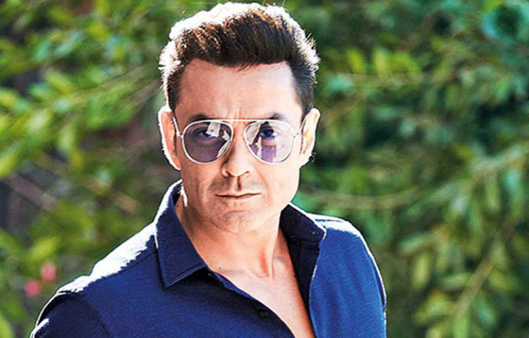 ববি দেওল। ‘বরসাত’ ছবিতে অভিনয় রাতারাতি তাকে স্টার বানিয়ে দেয়। এরপর অনেক ছবিতেই বিভিন্ন ভূমিকায় অভিনয় করেছেন তিনি। কিন্তু ববিকে নিয়ে উন্মাদনা অনেক দিন আগেই শেষ হয়েছে।