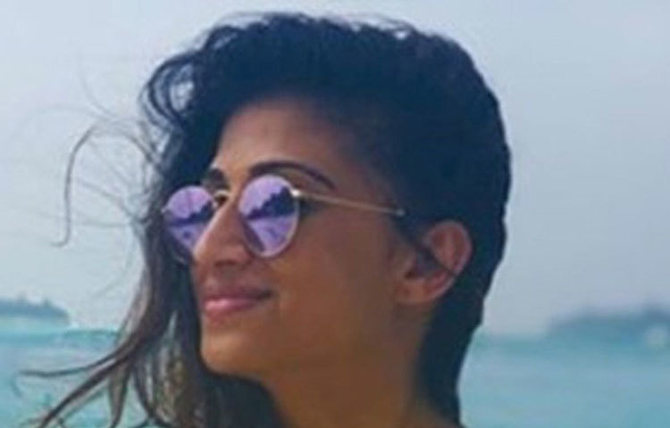 কণিকা কাপুরকে নিয়ে বিতর্কের জের কাটতে না কাটতেই শোনা যায় বলিউডে নতুন করোনা আক্রান্তের খবর। এবার রোগের শিকার হন প্রযোজক করিম মোরানির মেয়ে শাজা।