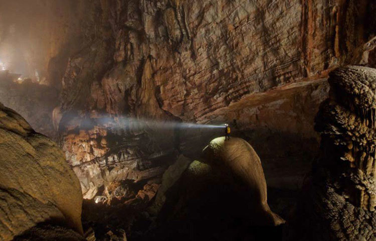 এই গুহা প্রায় ৬৬০ ফিট উঁচু। চওড়ায় ৪৯০ ফুট। ৯ কিলোমিটার দৈর্ঘ্য বিশিষ্ট গুহাটির ছাদে দু’টি বিশাল সিঙ্কহোল বা গহ্বর আছে। সেখান দিয়ে সূর্যালোক প্রবেশ করে। ফলে গুহায় উদ্ভিদের বংশবিস্তার হতে সমস্যা হয়নি।